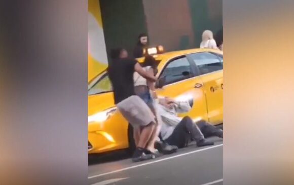 Νέα Υόρκη: Οδηγός ταξί δέχτηκε άγρια επίθεση από πέντε άτομα σε κεντρικό δρόμο – Δεν επενέβη κανείς για βοήθεια