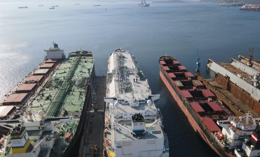 Ναυπηγεία Ελευσίνας: Κατέπλευσε σήμερα για επισκευή το 29ο πλοίο που ανήκει στον Θεόδωρο Βενιάμη