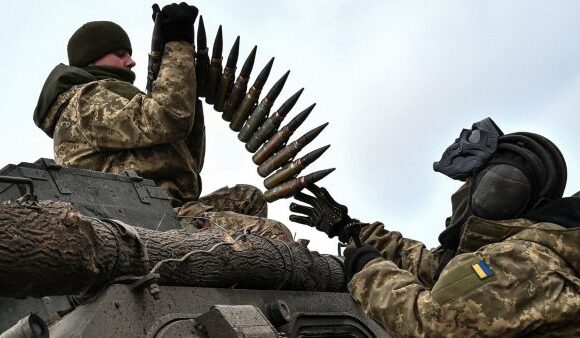 Ουκρανία: Εχει ένα βασικό πρόβλημα – Για να πολεμήσει τους Ρώσους χρειάζεται πυρομαχικά