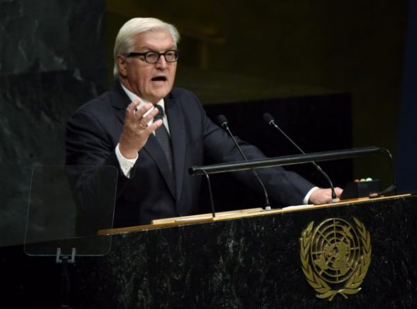 Ουκρανία: Ο Στάινμαϊερ υπέγραψε την απαγόρευση των όπλων διασποράς αλλά «δεν μπορούμε να γίνουμε εμπόδιο» στις ΗΠΑ