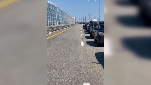 Πόλεμος στην Ουκρανία: Ουρές χιλιομέτρων από οχήματα Ρώσων παραθεριστών που πάνε στην Κριμαία