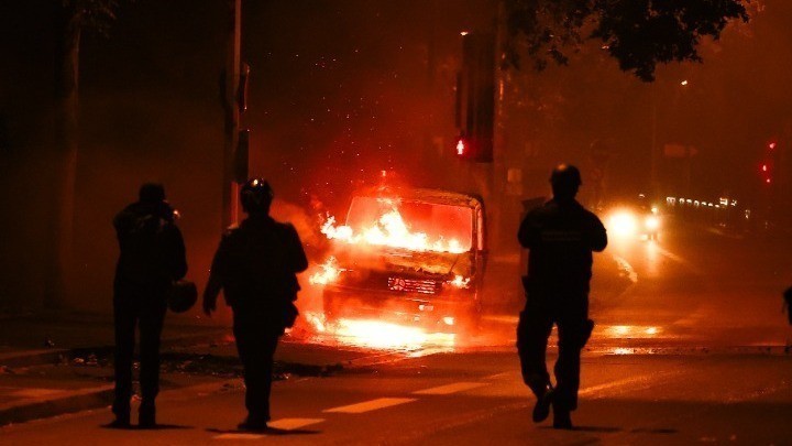 Ταραχές στη Γαλλία: Πυρπολήθηκαν 1.000 κρατικά και δημοτικά κτίρια και 5
