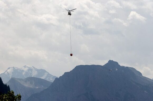 Φωτιές στην Ελλάδα: Η Τουρκία στέλνει αεροσκάφη και ελικόπτερο