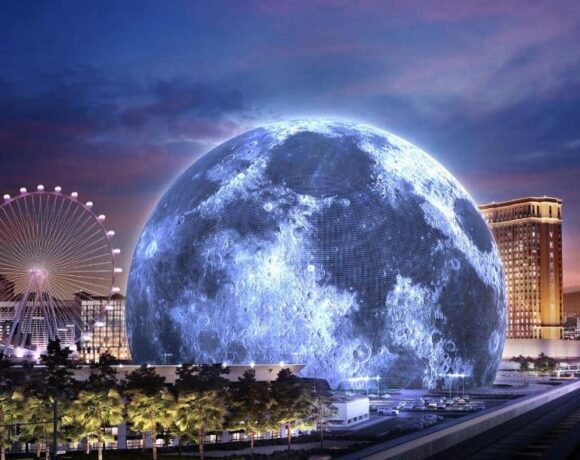 The Sphere: Φωταγωγήθηκε η τεράστια σφαίρα των 1,2 εκατ