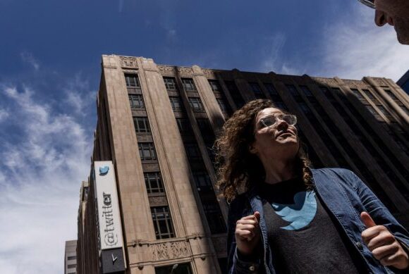 Twitter: Άλλαζαν την πινακίδα στα κεντρικά γραφεία της εταιρείας και παρενέβη η Αστυνομία