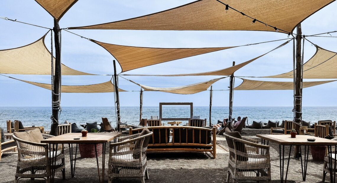Yalos – Fun Dining στη μαγική παραλία του Έξω Γιαλού στη Σαντορίνη