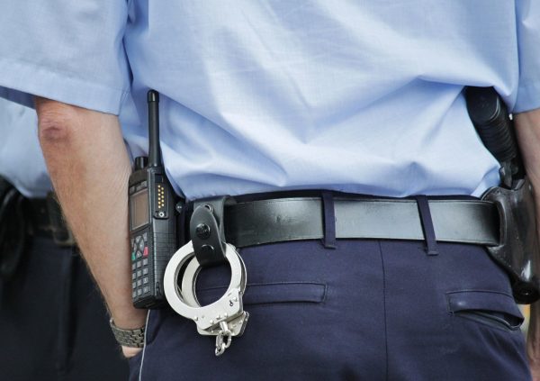 Βρετανία: Συνέλαβαν έφηβη έπειτα από σχόλιο σε αστυνομικό – Η μητέρα της φώναζε πως έχει αυτισμό