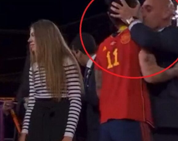 Ισπανία: Εισαγγελική έρευνα για το φιλί του Ρουμπιάλες στην Ερμόσο