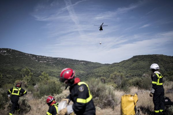 Μαίνεται μεγάλη πυρκαγιά στη Γαλλία – Απομακρύνθηκαν 3