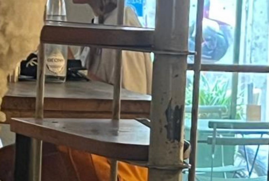 Μετά τη Φολέγανδρο η Μάργκοτ Ρόμπι στην Αθήνα – Σε ποιο εστιατόριο του κέντρου εμφανίστηκε