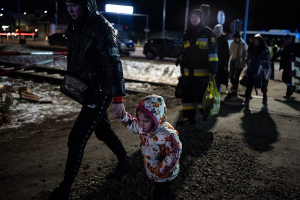 Μεταναστευτικό: Ο πολωνός πρωθυπουργός καλεί σε δημοψήφισμα χυδαία ρατσιστικό βίντεο