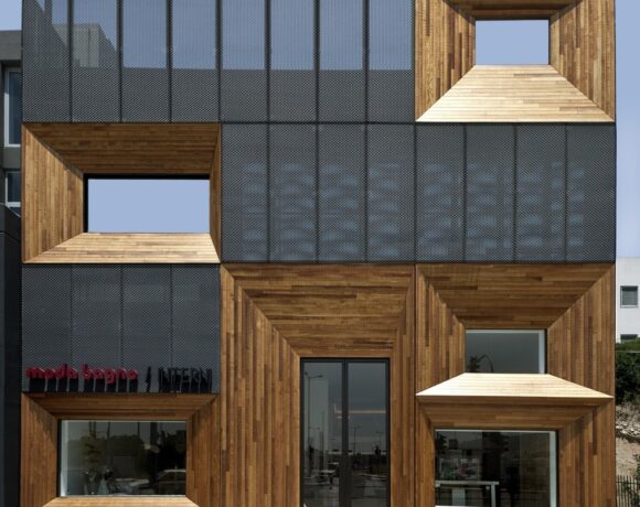 Νίκος Βαρβέρης: Το Interni «χρύσωσε» ξανά τη Moda Bagno (pics) 