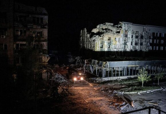 Ουκρανία: Τουλάχιστον επτά νεκροί από ρωσικό πλήγμα σε πολυκατοικία