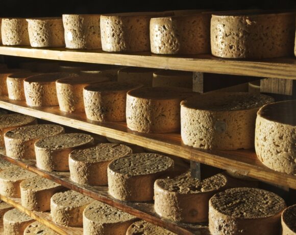 Πώς ένα ισπανικό τυρί παλαίωσε σε μια σπηλιά και έφτασε να πωληθεί 30