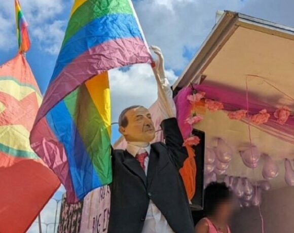 Σουηδία: Ομοίωμα του Ερντογάν με σημαία των ΛΟΑΤΚΙ προκαλεί την έντονη αντίδραση της Τουρκίας (pic)