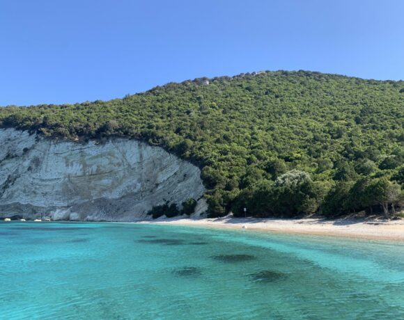 Το ιδιωτικό νησί Ελληνα εφοπλιστή στο Ιόνιο που είναι ο παράδεισος των γιωτ