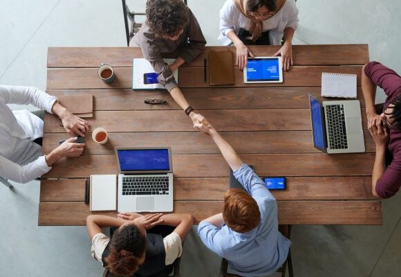 Το τέλος της υβριδικής εργασίας πλήττει τις «τσέπες» των γυναικών