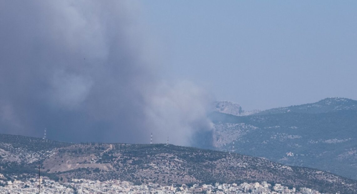 Φυλή: Μαίνεται η φωτιά – Καίγονται τα πρώτα σπίτια (pics + Vid) (upd)