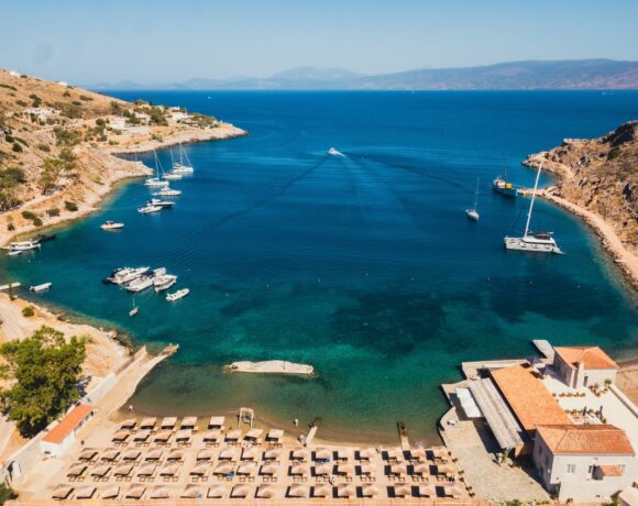 O Αγγλος που έφτιαξε το πεντάστερο μπουτίκ ξενοδοχείο στην μόνη αμμουδιά της Υδρας