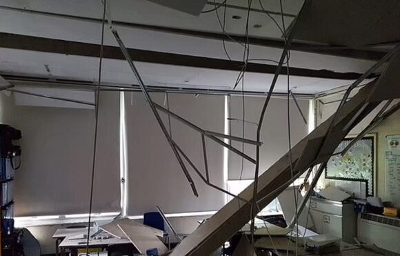 Βρετανία: Περισσότερα από 150 σχολεία πρέπει να κλείσουν λίγο πριν τη νέα σχολική χρονιά – Εξοργισμένοι οι γονείς
