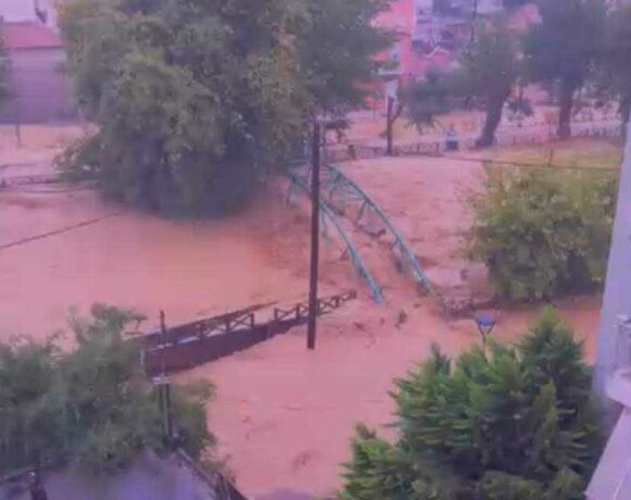 Κακοκαιρία Elias: Νύχτα αγωνίας στον Βόλο – Ορμητικοί χείμαρροι στο κέντρο της πόλης (pics + Vid)