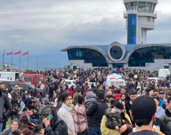 Κρίση στο Ναγκόρνο Καραμπάχ: Χιλιάδες Αρμένιοι τρέχουν στο αεροδρόμιο μετά την απόφαση για συνθηκολόγηση