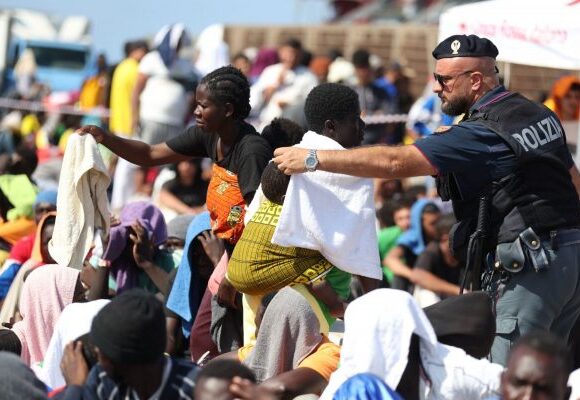 Λαμπεντούζα: Υπό πίεση η ιταλική κυβέρνηση από τις αφίξεις μεταναστών