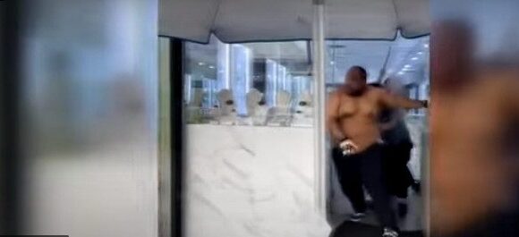 Πήγε να κλέψει κοσμηματοπωλείο και τον έδειραν – Δείτε το βίντεο