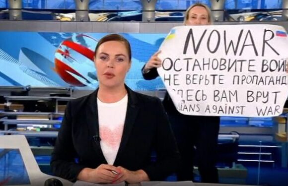 Μαρίνα Οβσιανίκοβα: Η δημοσιογράφος που αντιτάχθηκε στον πόλεμο καταδικάστηκε ερήμην σε κάθειρξη 8,5 ετών