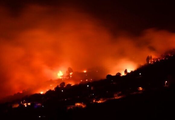 Μεγάλη φωτιά στην Τενερίφη – Απομακρύνθηκαν τουλάχιστον 3