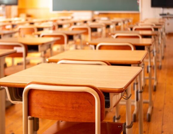 Ναζί δάσκαλος χτυπούσε τα παιδιά και ανάγκασε μαθητή να γδυθεί – «Θέλουμε μια συγγνώμη»