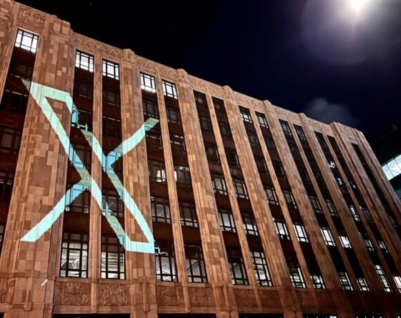 Ο Elon Musk σκέφτεται να μπλοκάρει το Χ στην Ευρώπη;