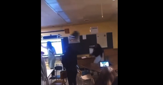 Οργή στις ΗΠΑ: Μαθήτρια πέταξε καρέκλα στο κεφάλι καθηγήτριας