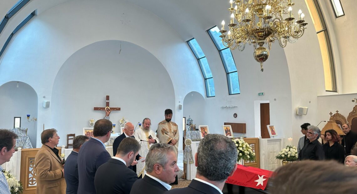 Σε κλίμα οδύνης η κηδεία του Νίκου Σκουλά