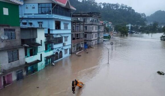 Σφοδρές βροχοπτώσεις στην Ινδία: Υπερχείλισε λίμνη στα Ιμαλάια – Τουλάχιστον 14 νεκροί, 102 αγνοούμενοι