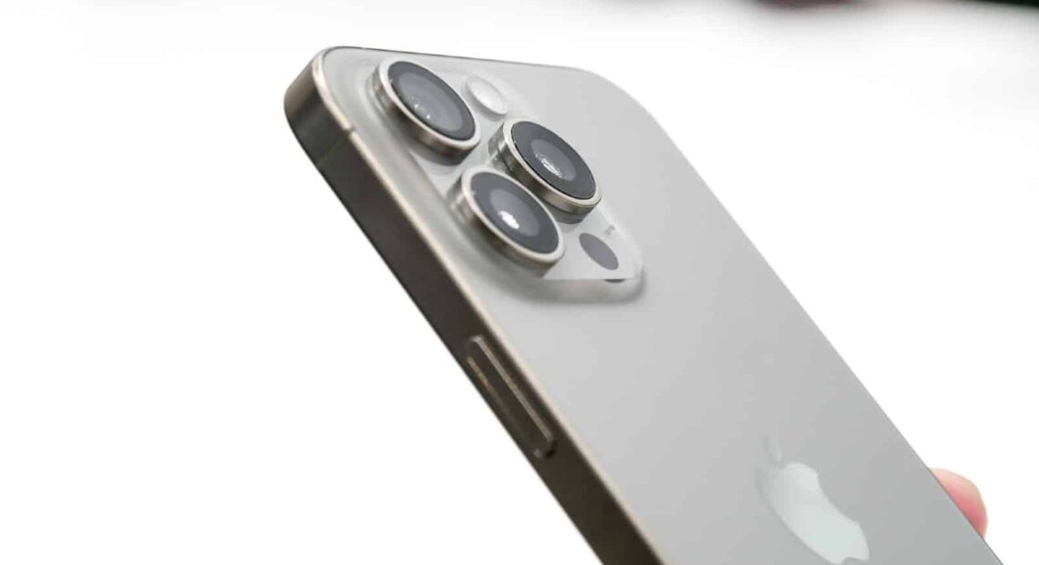 Iphone 15 Pro Max: Πέτυχε 96% μεγαλύτερη μέση ταχύτητα λήψης από 14 Pro Max