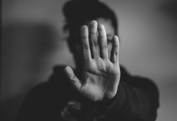 Βρετανία: Καταγγελία για σεξουαλική παρενόχληση στο υπ