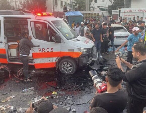 Γάζα: Τουλάχιστον 15 νεκροί και 60 τραυματίες από τον ισραηλινό βομβαρδισμό των ασθενοφόρων