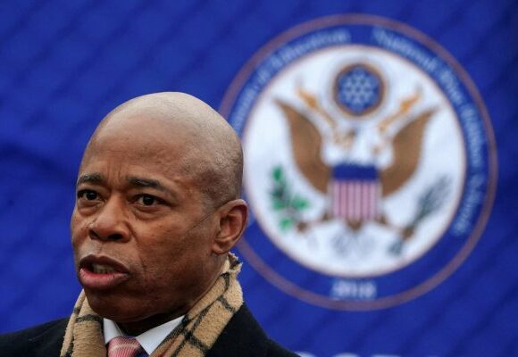 ΗΠΑ: Το Fbi κατάσχεσε κινητά τηλέφωνα και ηλεκτρονικές συσκευές του δημάρχου της Νέας Υόρκης