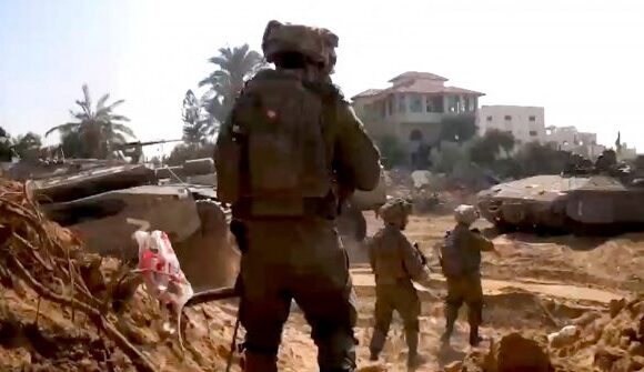 Μακρόν σε Ισραήλ: Σταματήστε να σκοτώνετε μωρά και γυναίκες στη Γάζα