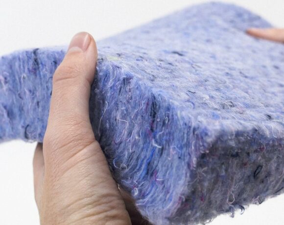 Παζλ, μαξιλάρια και κρεμάστρες από παλιά ρούχα