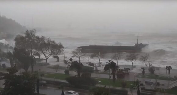 Τουρκία: Ισχυρή καταιγίδα κόβει στα δύο φορτηγό πλοίο σε λιμάνι