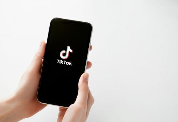 Tiktok: «Δεν πριμοδοτεί ο αλγόριθμος τους Παλαιστίνιους, οι έφηβοι χρήστες μας υποστηρίζουν την Παλαιστίνη»